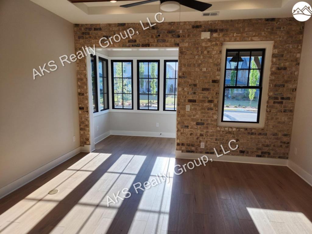 1202 Windsor Sq - Photo 3 of 14