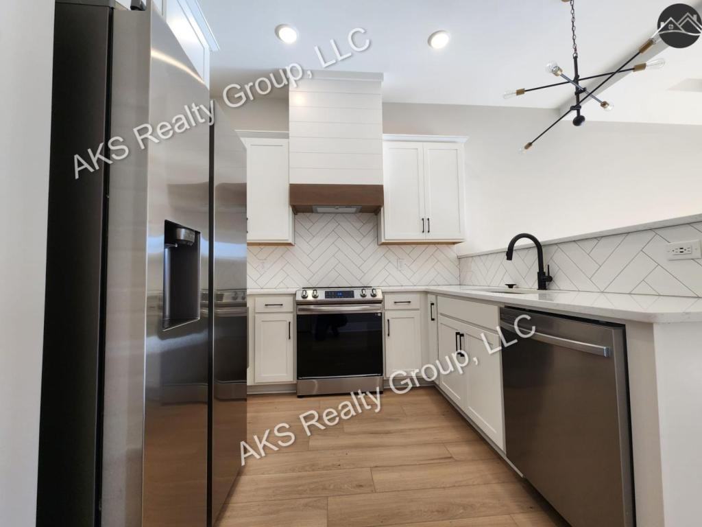 1202 Windsor Sq - Photo 4 of 14