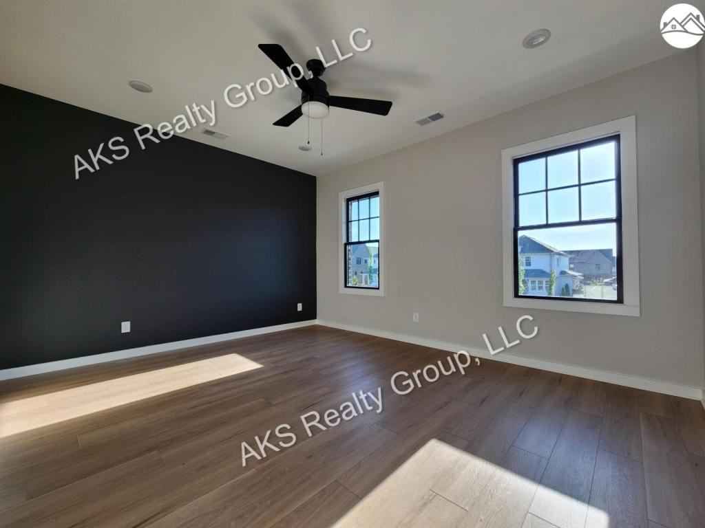 1202 Windsor Sq - Photo 5 of 14