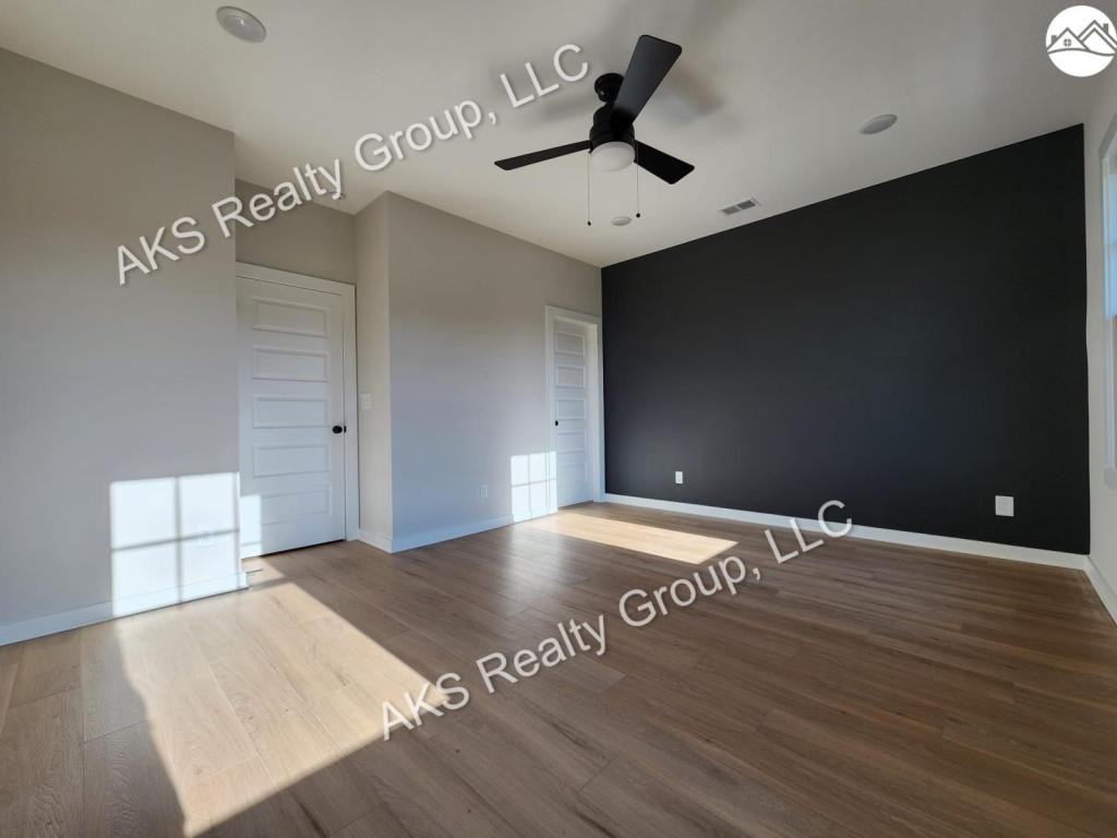 1202 Windsor Sq - Photo 6 of 14
