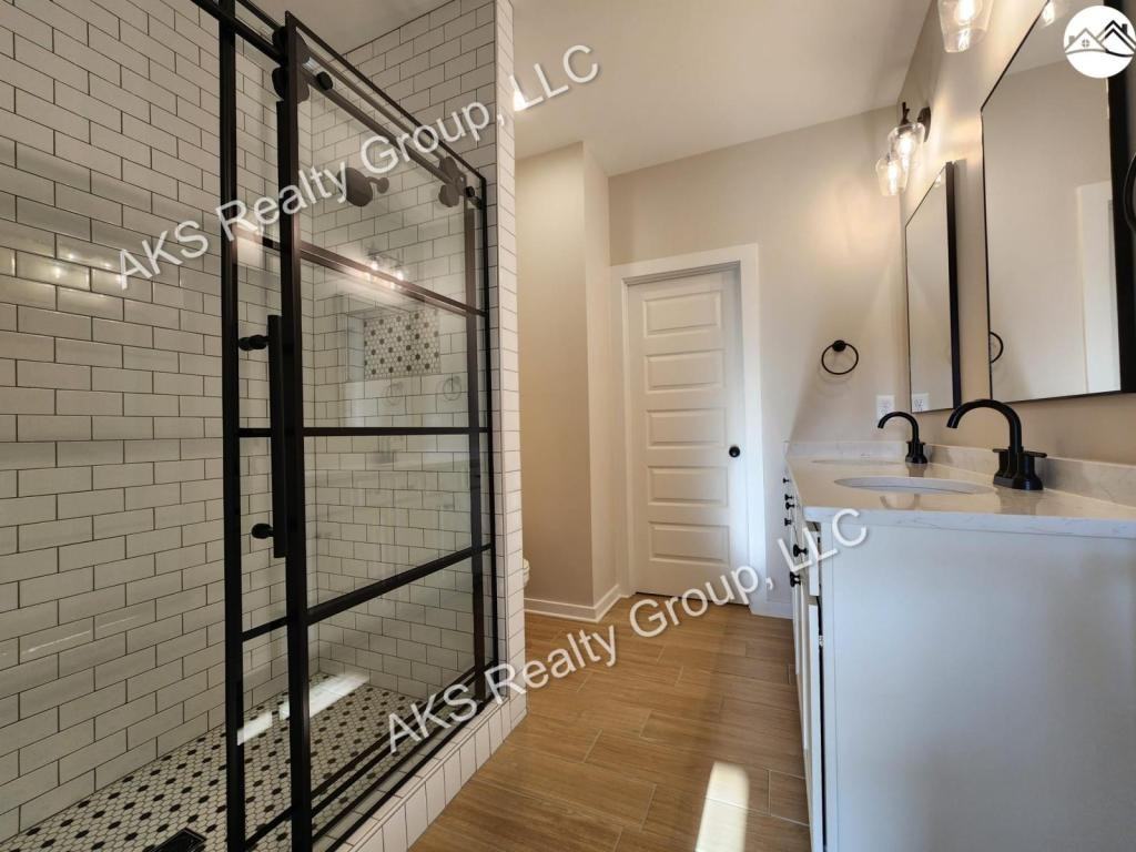 1202 Windsor Sq - Photo 7 of 14