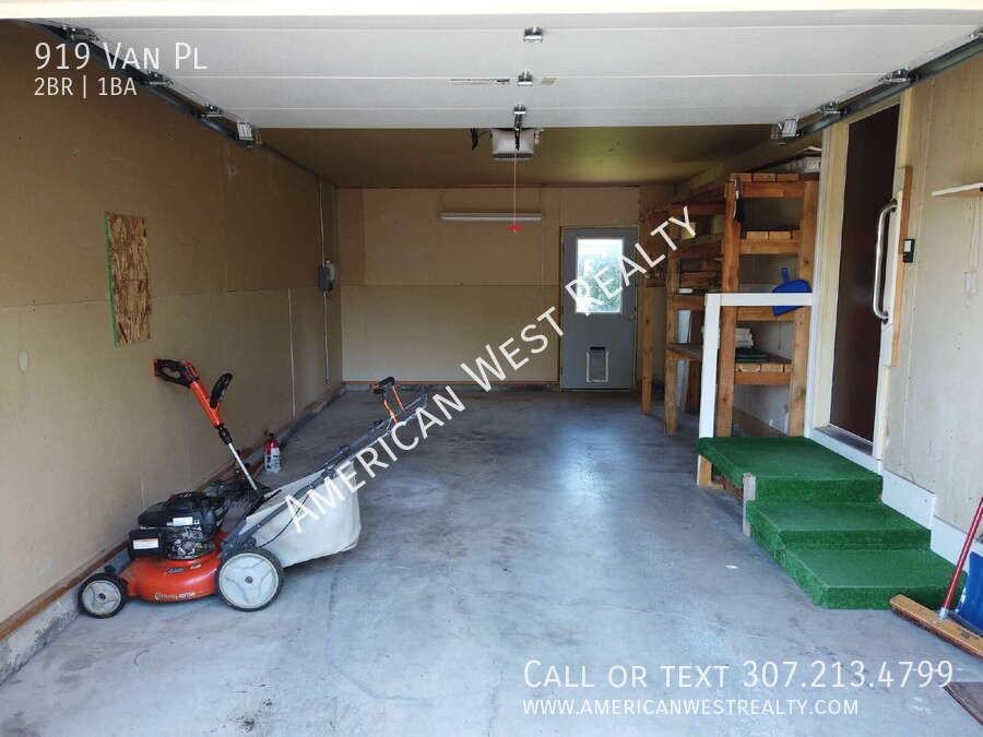 919 Van Pl - Photo 2 of 10
