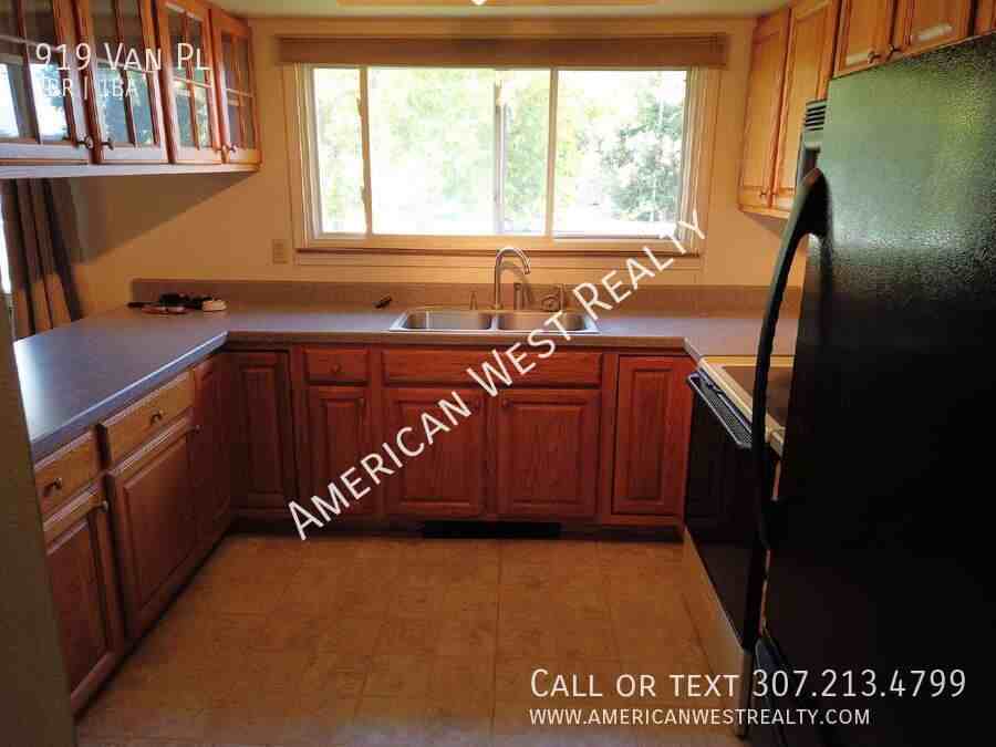 919 Van Pl - Photo 6 of 10