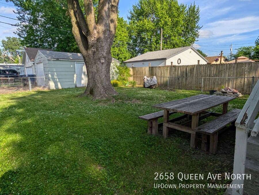 2658 Queen Ave N - Photo 3 of 19