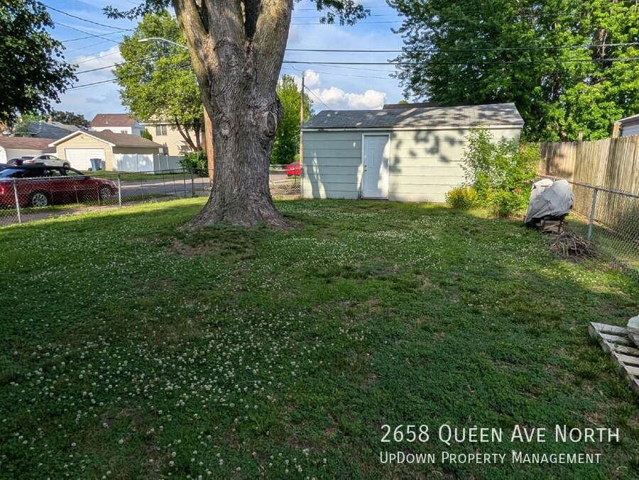 2658 Queen Ave N - Photo 4 of 19