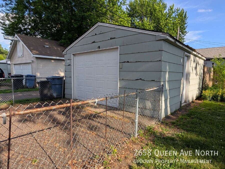 2658 Queen Ave N - Photo 5 of 19