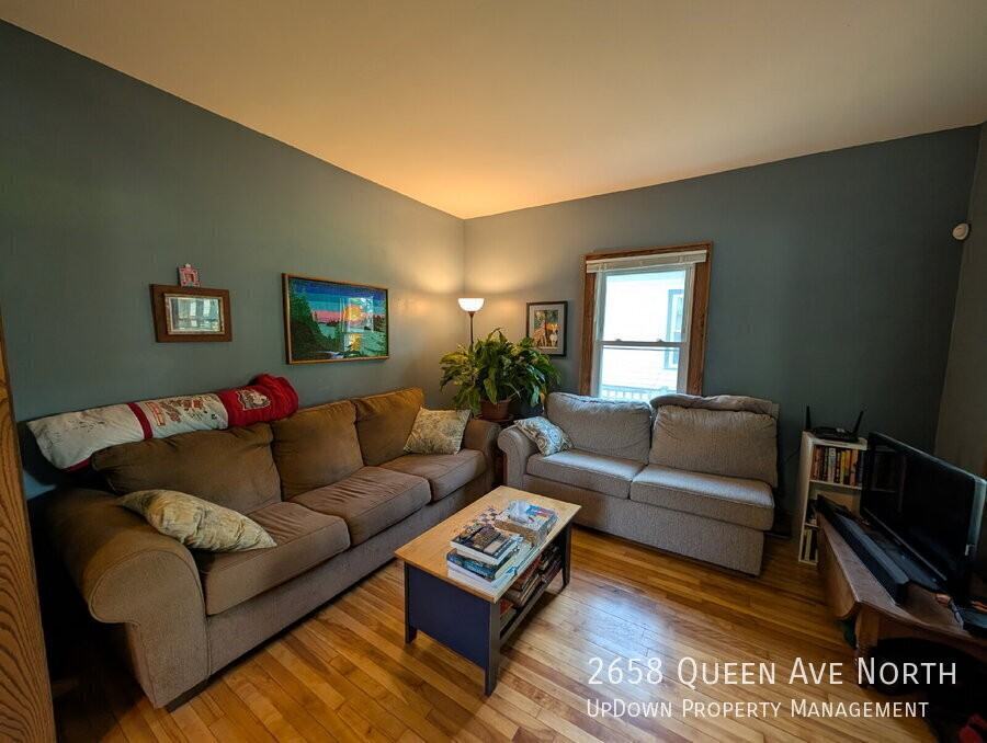 2658 Queen Ave N - Photo 7 of 19