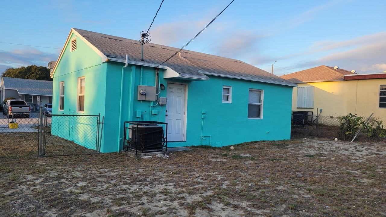 857 W 5th St - Photo 5 of 18