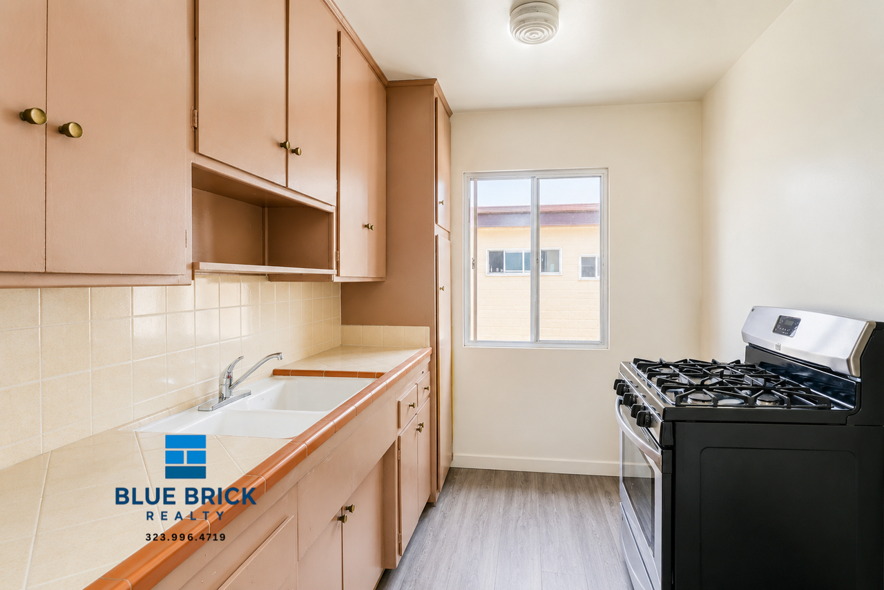 1055 N El Centro Ave #8 - Photo 2 of 16