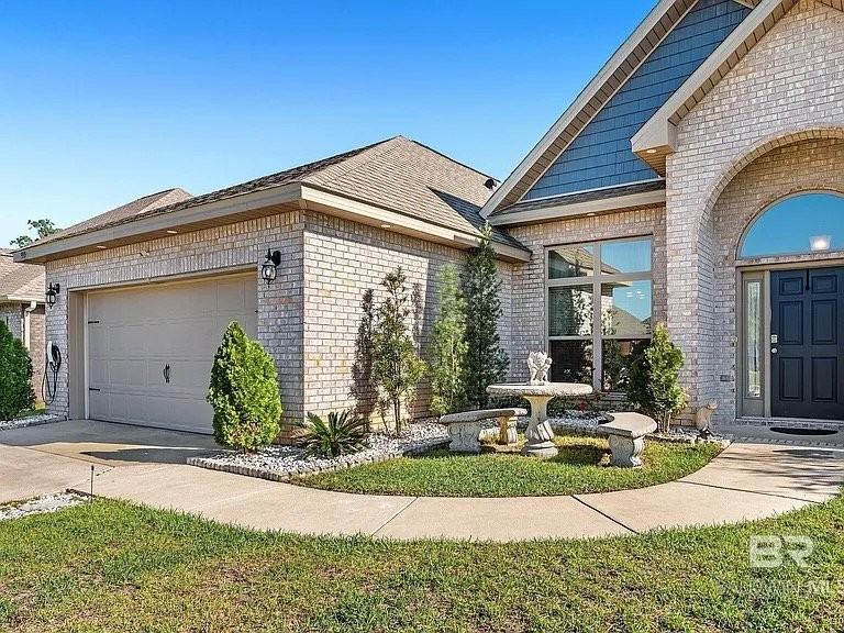 335 Thornhill Cir - Photo 3 of 20
