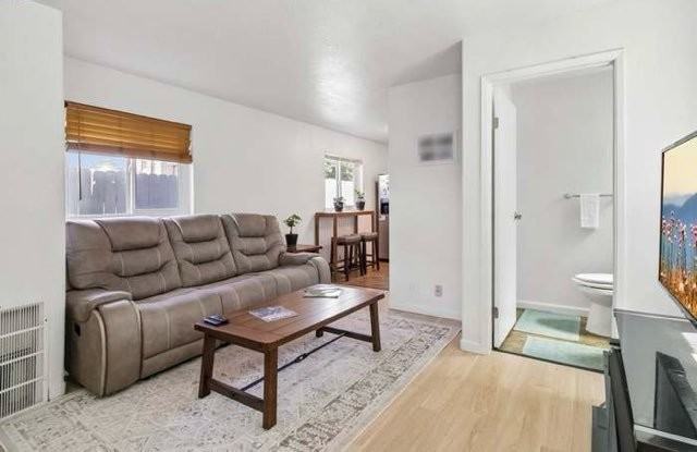 874 Pine St - Photo 4 of 20