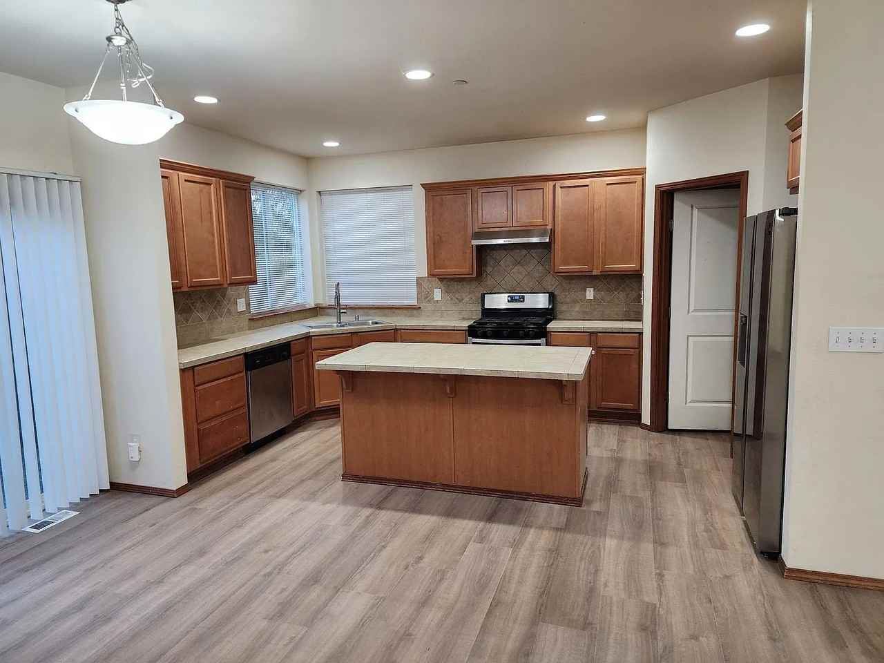 12514 28th Ave W - Photo 4 of 20