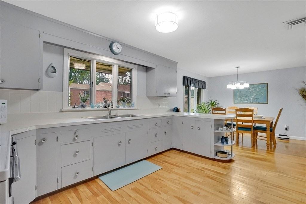 28 Dayton St - Photo 5 of 13