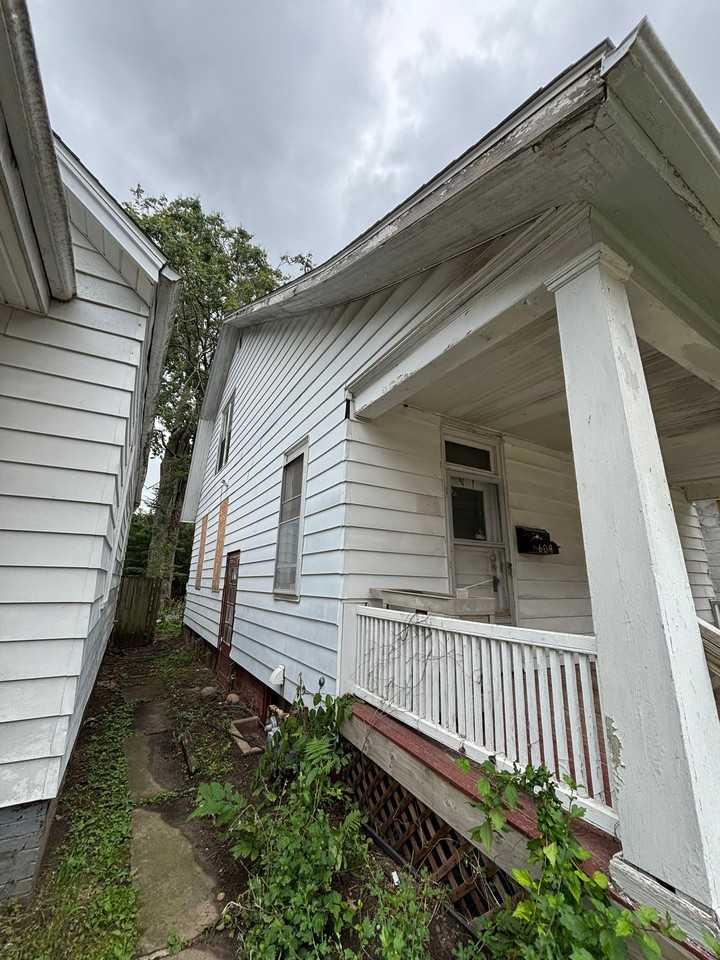 609 Tracy St - Photo 2 of 19