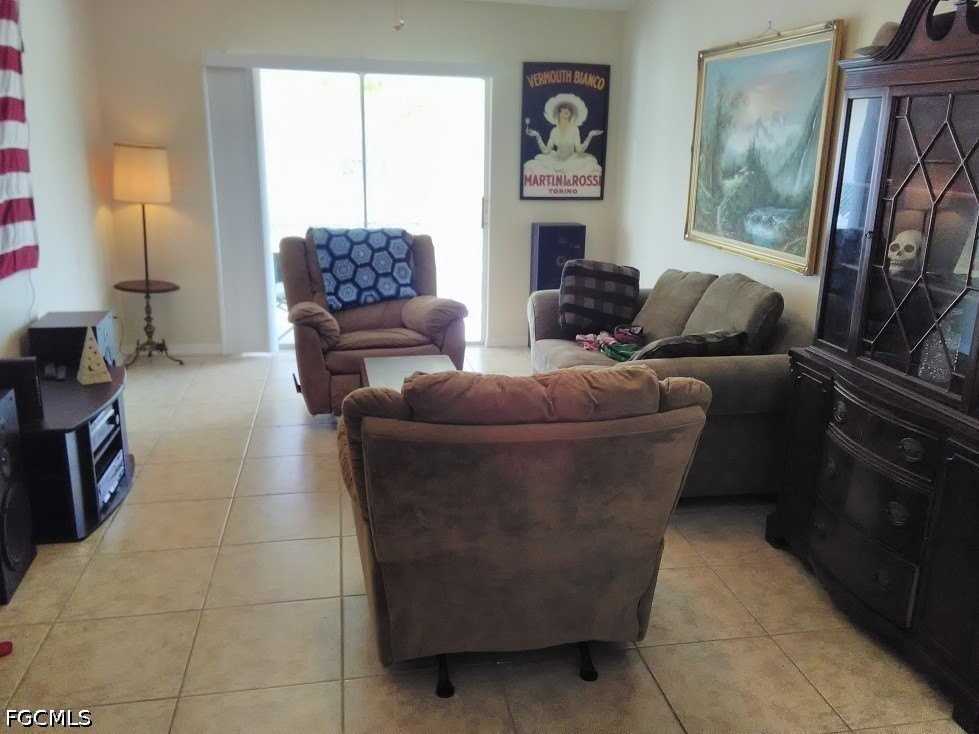 2410 Ne 6th St - Photo 6 of 20