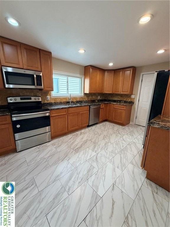 718 Ferry St - Photo 7 of 37