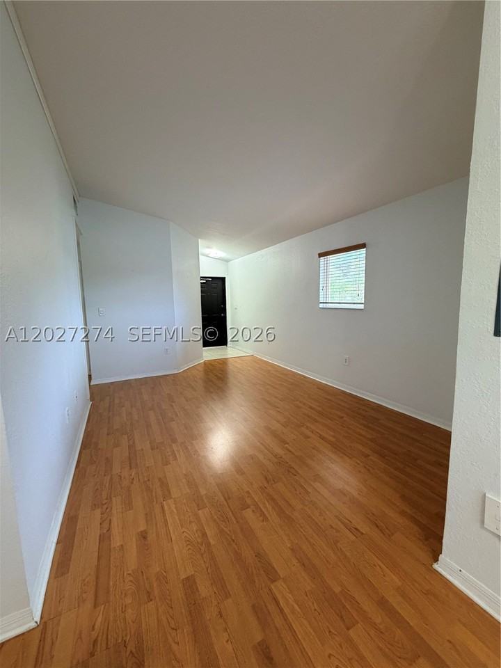 995 Ne 34th Ave #201 - Photo 6 of 30