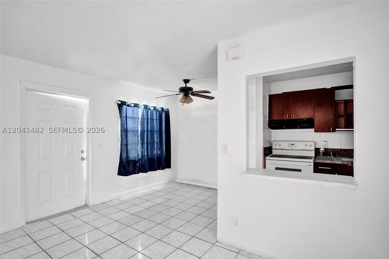 841 Sw 7th St #C - Photo 3 of 20
