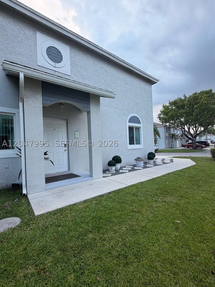 1428 Sw 47th Ave - Photo 4 of 46