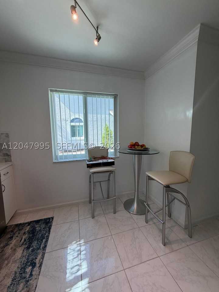 1428 Sw 47th Ave - Photo 7 of 46