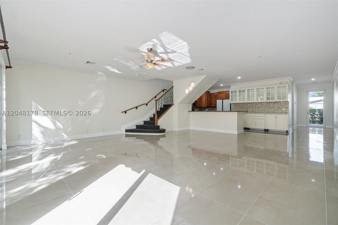 1772 Ne 9th St #7 - Photo 3 of 25