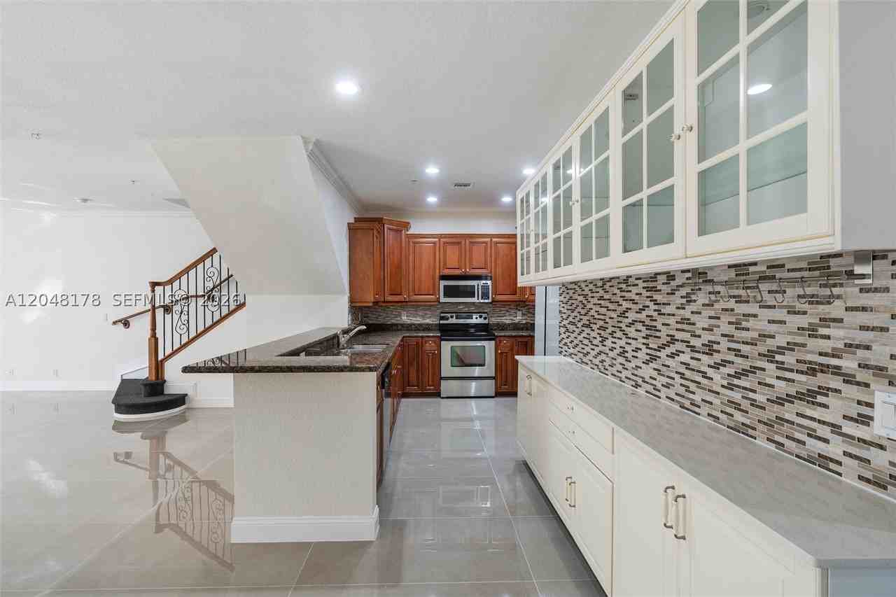 1772 Ne 9th St #7 - Photo 5 of 25