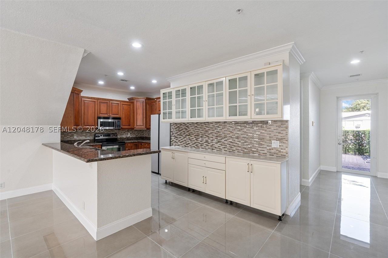 1772 Ne 9th St #7 - Photo 6 of 25
