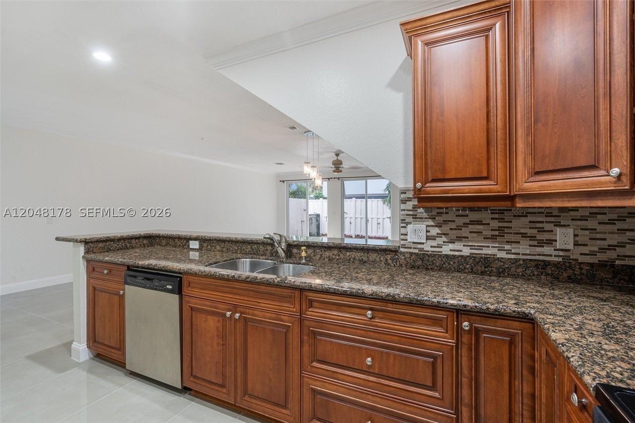 1772 Ne 9th St #7 - Photo 7 of 25