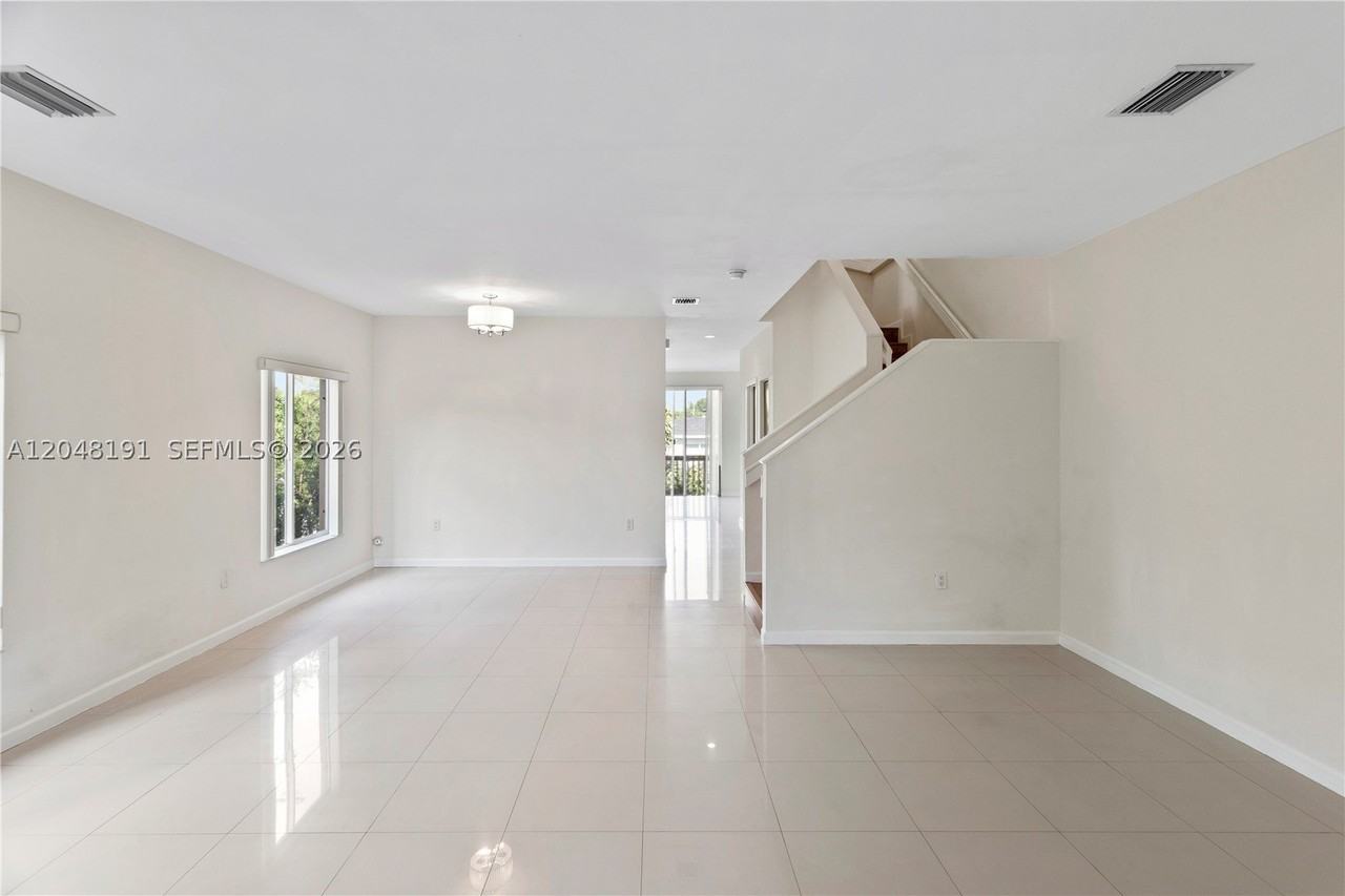 2782 Sw 33rd Ave #2782 - Photo 4 of 41