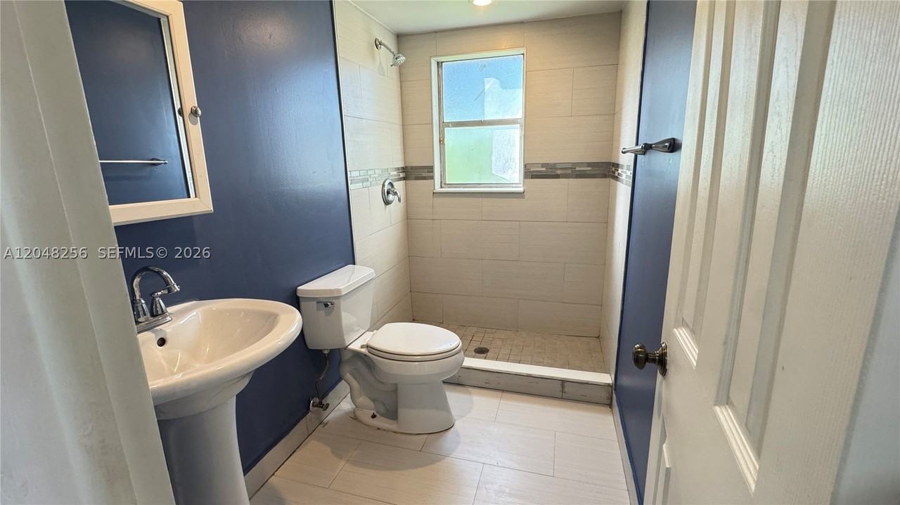 5525 Lakewood Cir N #215 - Photo 6 of 17