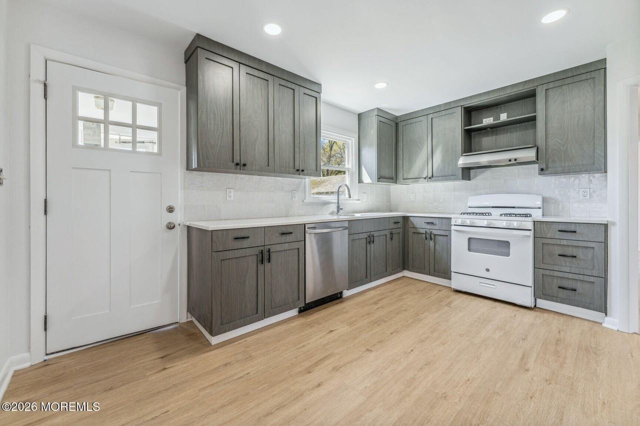 358 Beecroft Pl - Photo 2 of 6