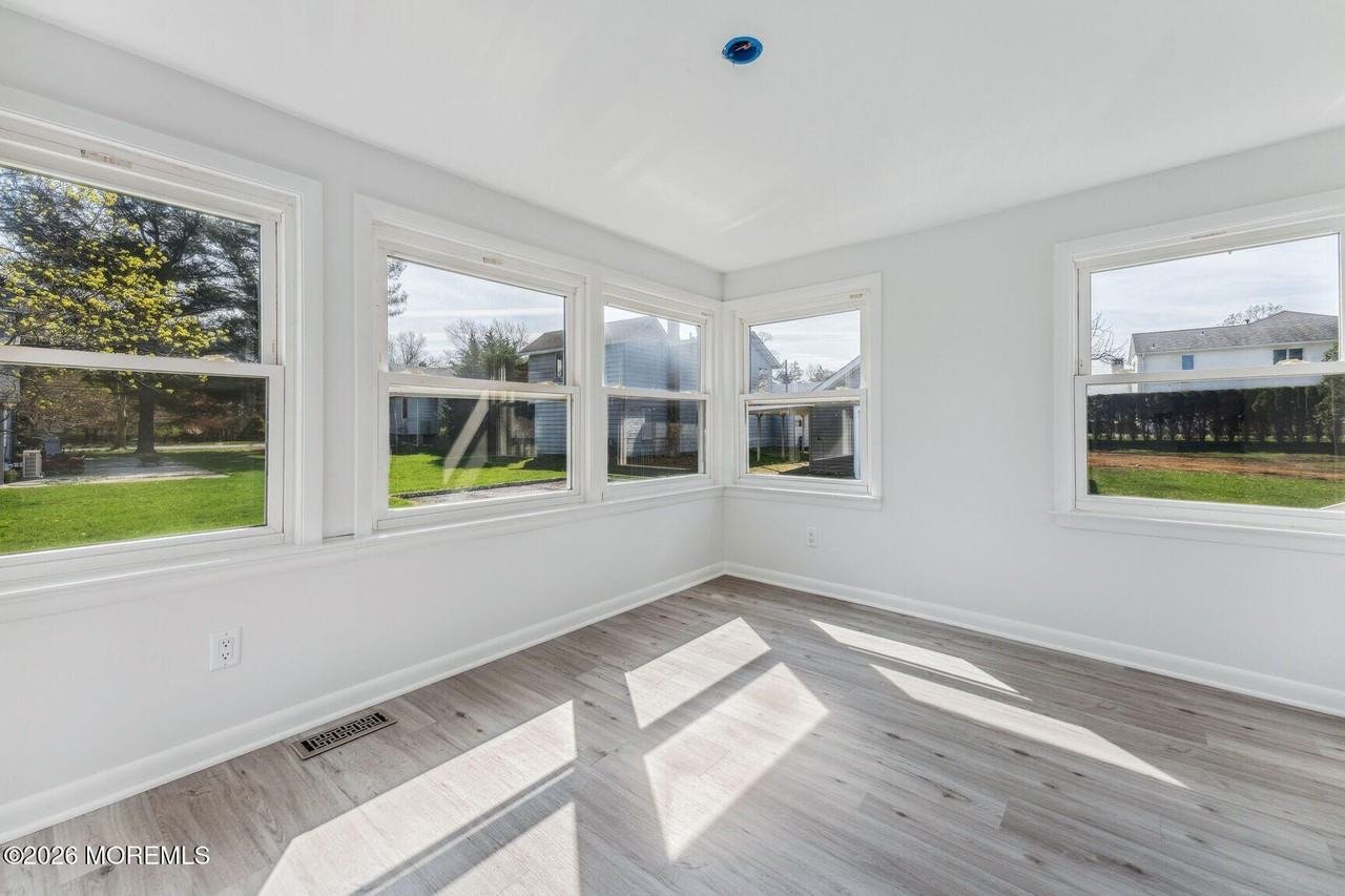 358 Beecroft Pl - Photo 5 of 6