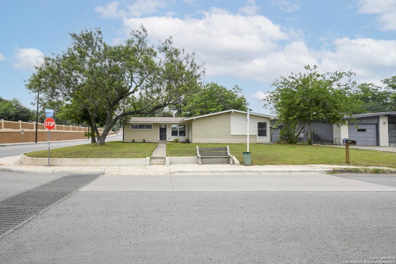 783 Clearview Dr - Photo 3 of 29