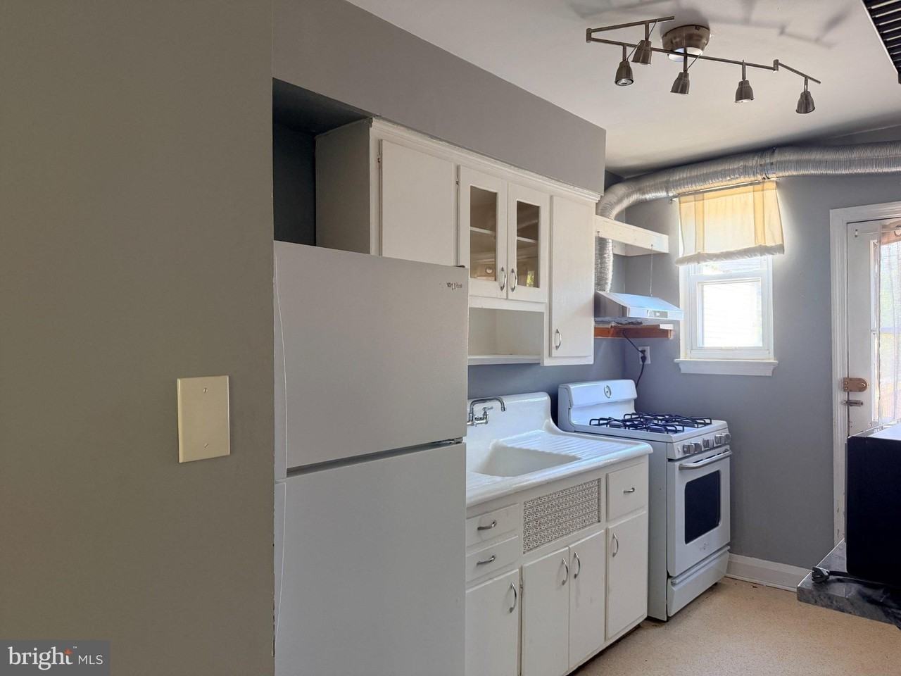 237 Linden Ave - Photo 7 of 24