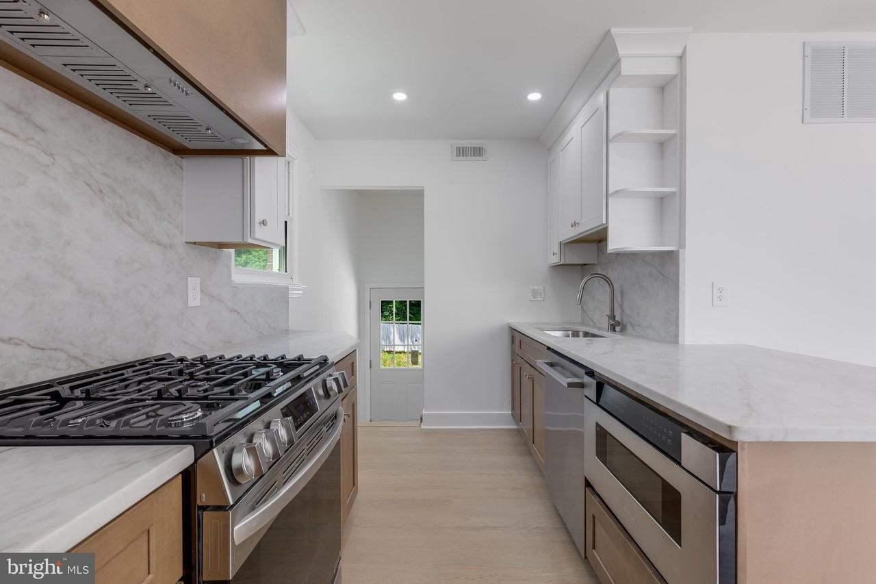 4910 66th Ave - Photo 3 of 33