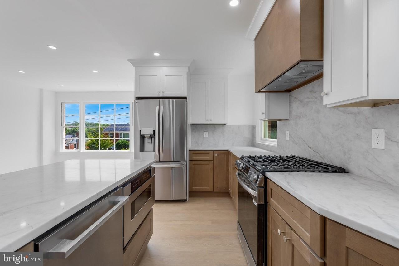 4910 66th Ave - Photo 4 of 33