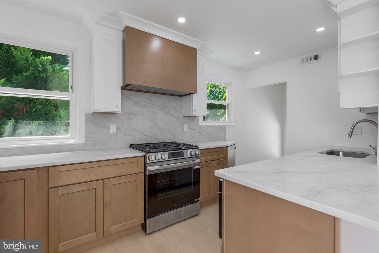 4910 66th Ave - Photo 5 of 33