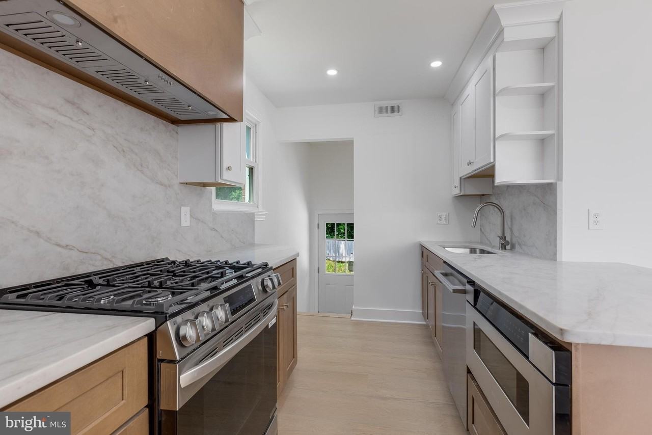 4910 66th Ave - Photo 6 of 33