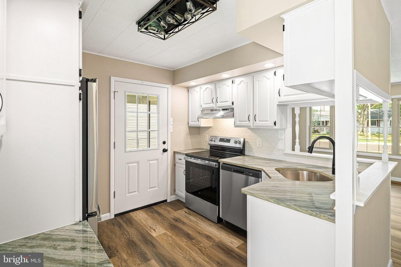 224 Suffolk Rd - Photo 4 of 23