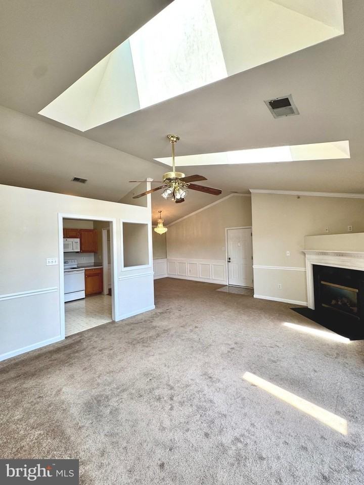 152 Brookland Ct Apt 10 #10 - Photo 3 of 22