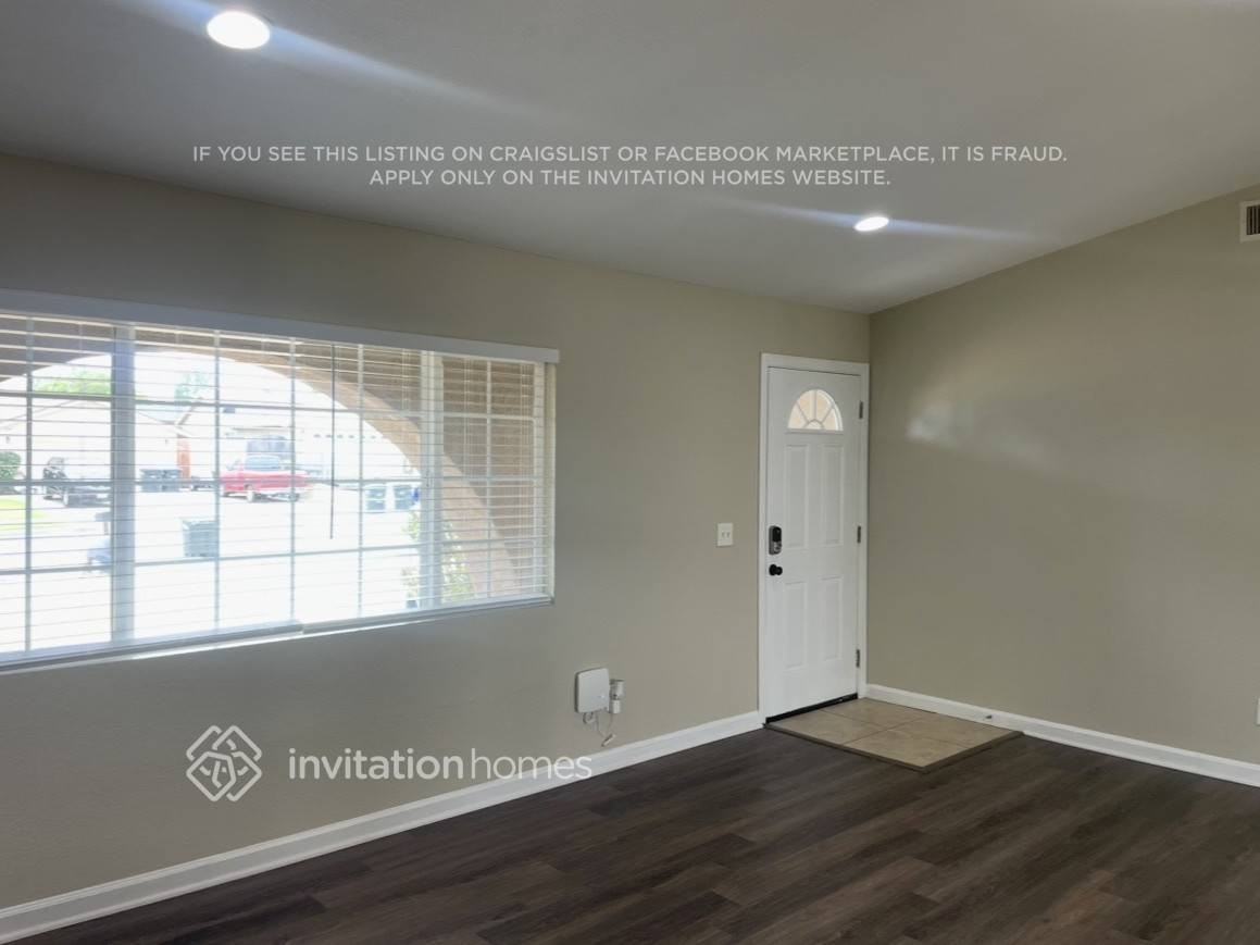 985 Johnston St - Photo 2 of 10
