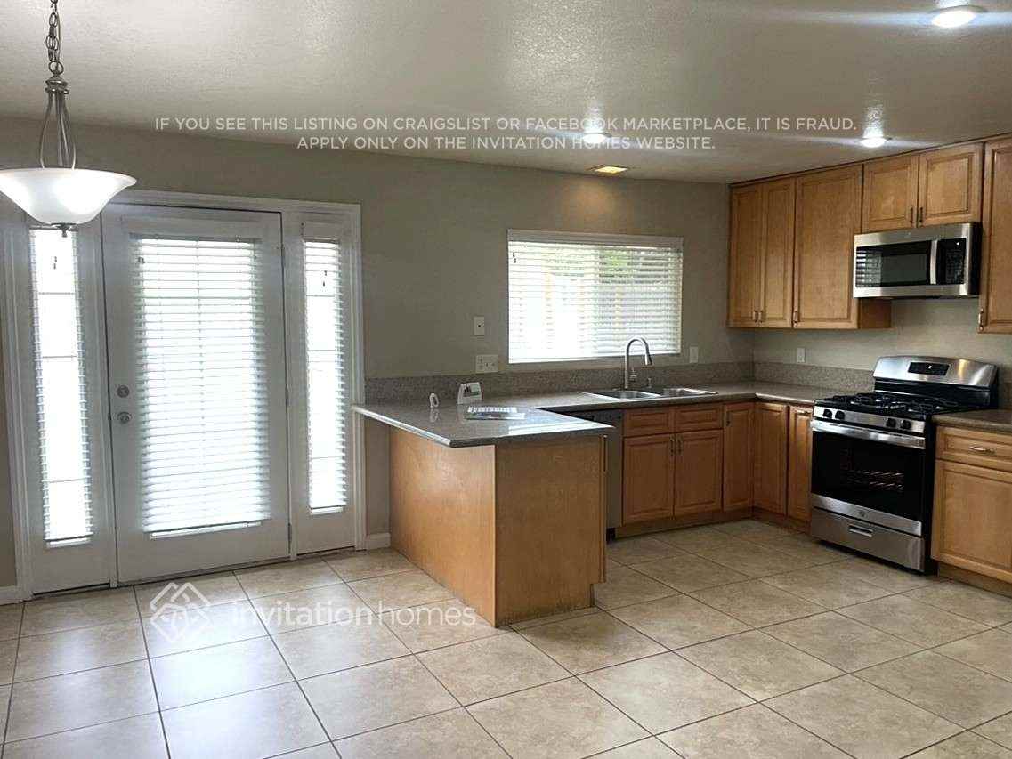 985 Johnston St - Photo 3 of 10