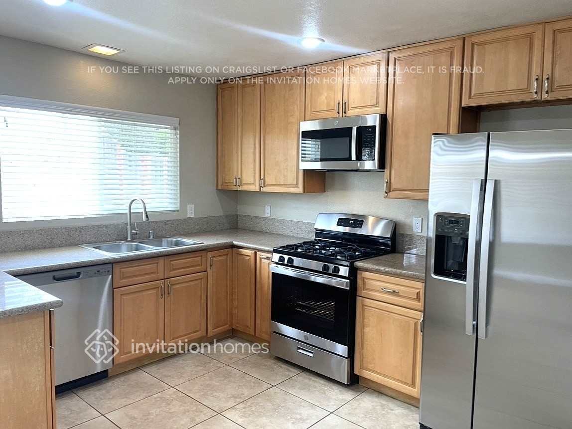985 Johnston St - Photo 4 of 10