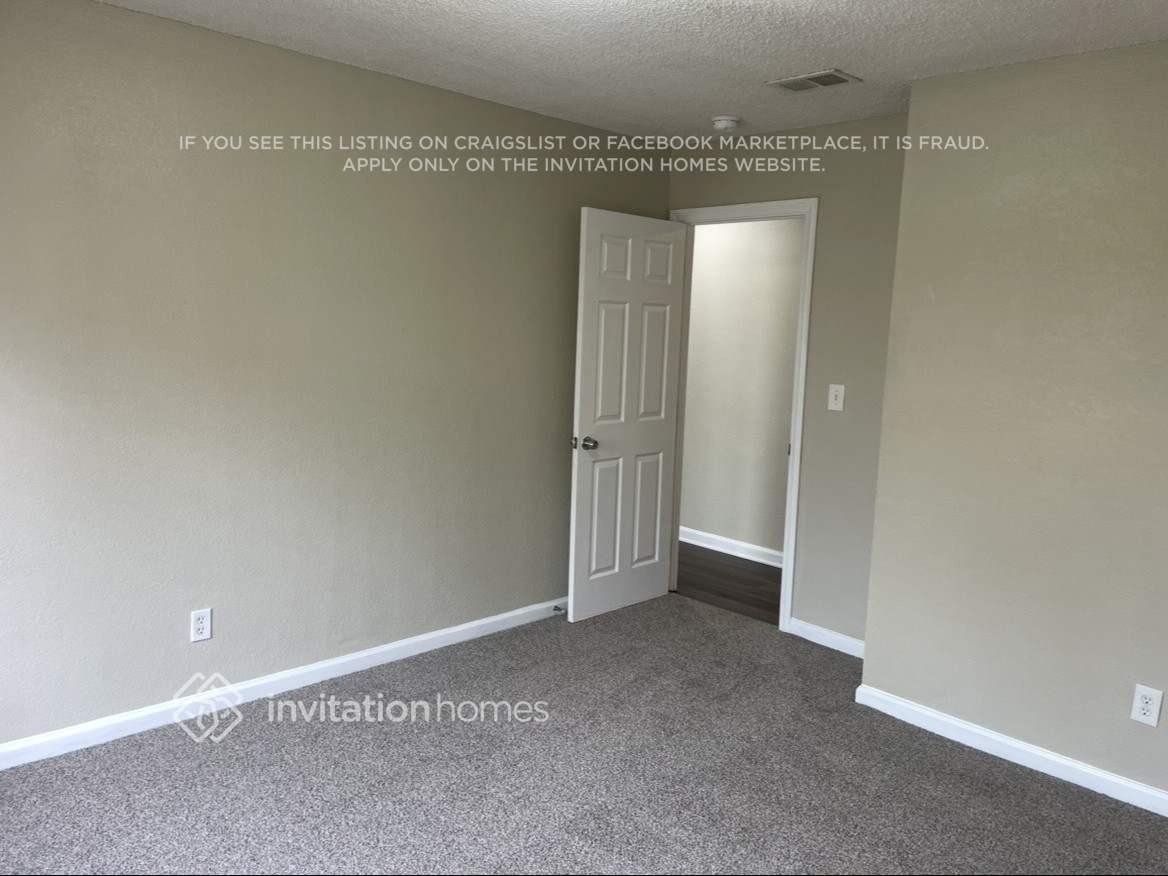 985 Johnston St - Photo 5 of 10