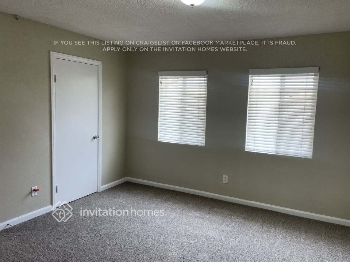 985 Johnston St - Photo 7 of 10