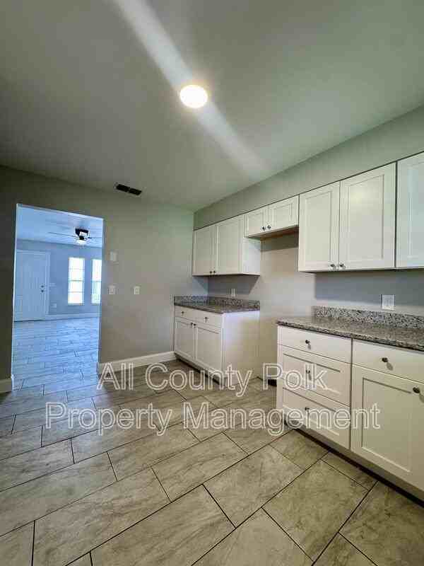 1138 Sycamore St - Photo 6 of 15