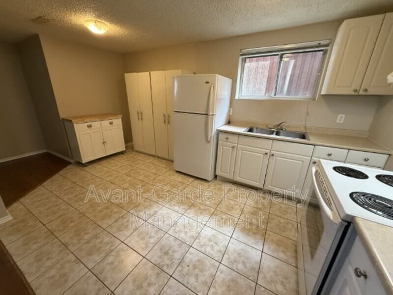 12208 77 St Nw - Photo 7 of 18