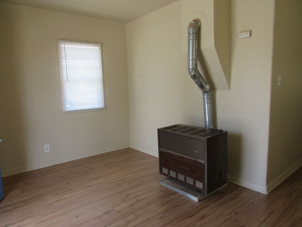 1206 Glenarm St - Photo 2 of 19