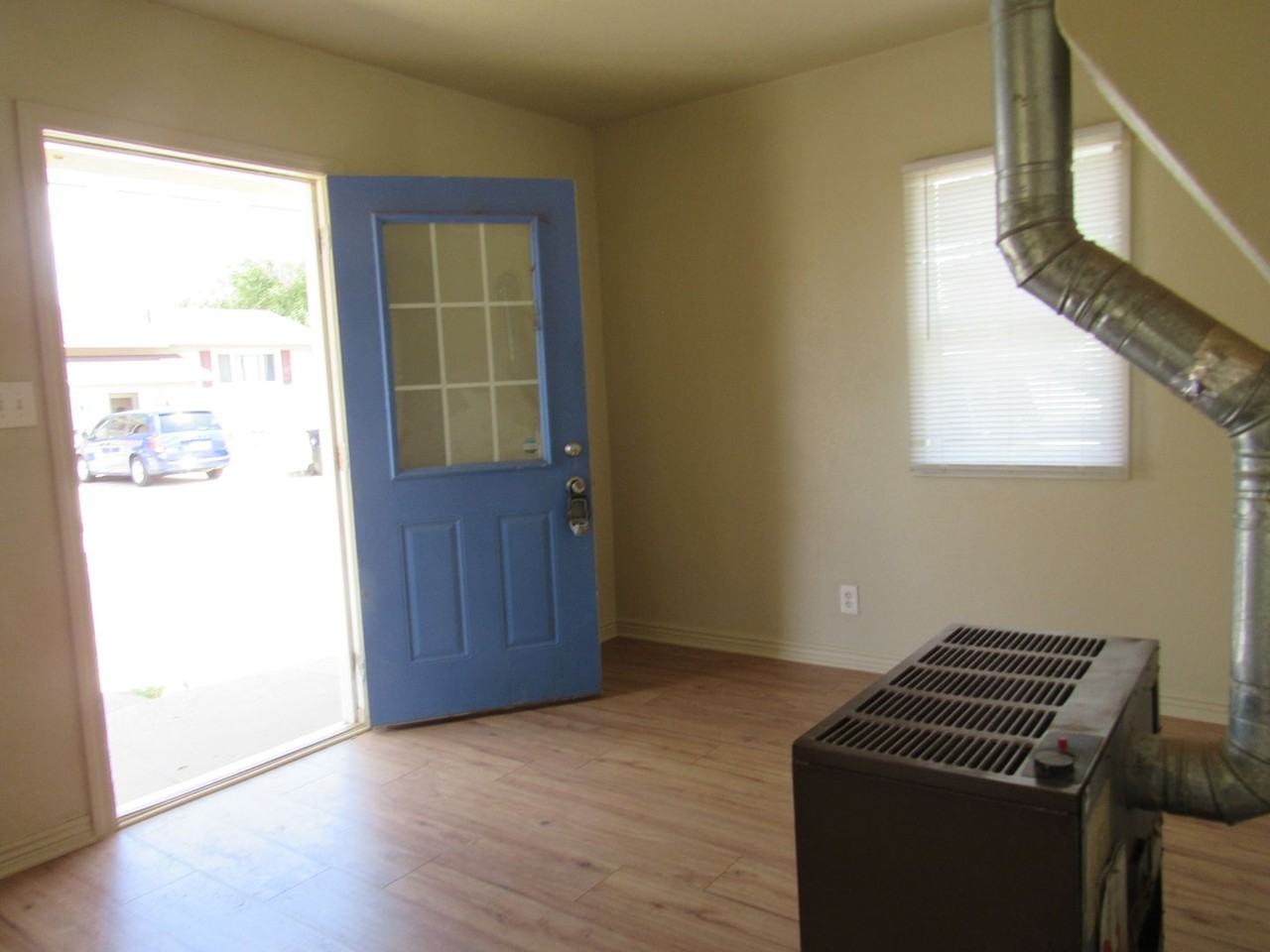 1206 Glenarm St - Photo 3 of 19