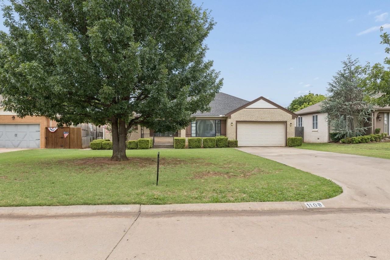 1108 Larchmont Ln - Photo 2 of 47